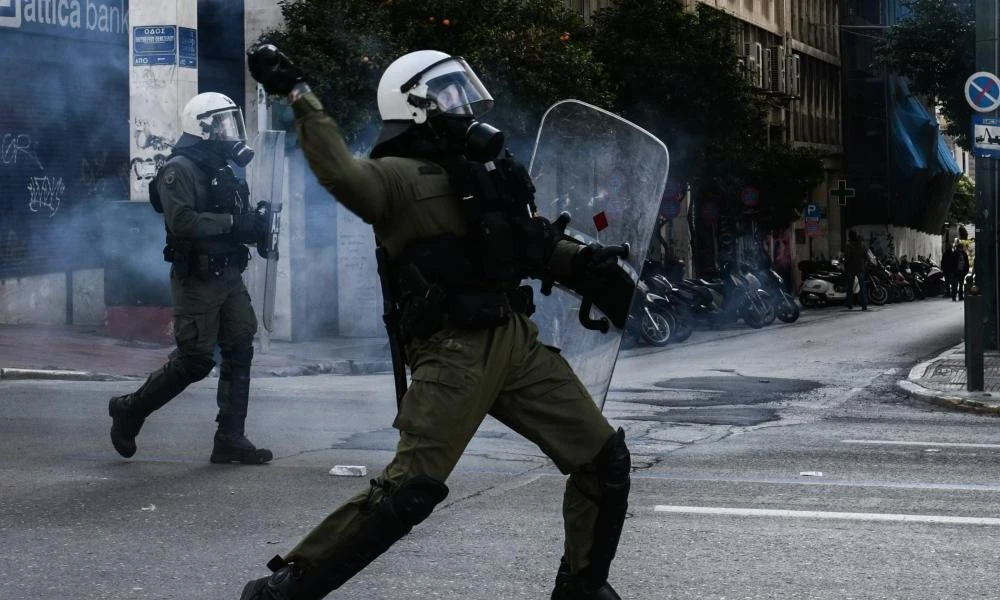 Εξάρχεια: Επίθεση με μολότοφ σε διμοιρία των ΜΑΤ – Έγιναν εννιά προσαγωγές